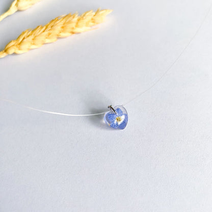 Lănțișor pe fir transparent cu floare de Nu-mă-uita inimă