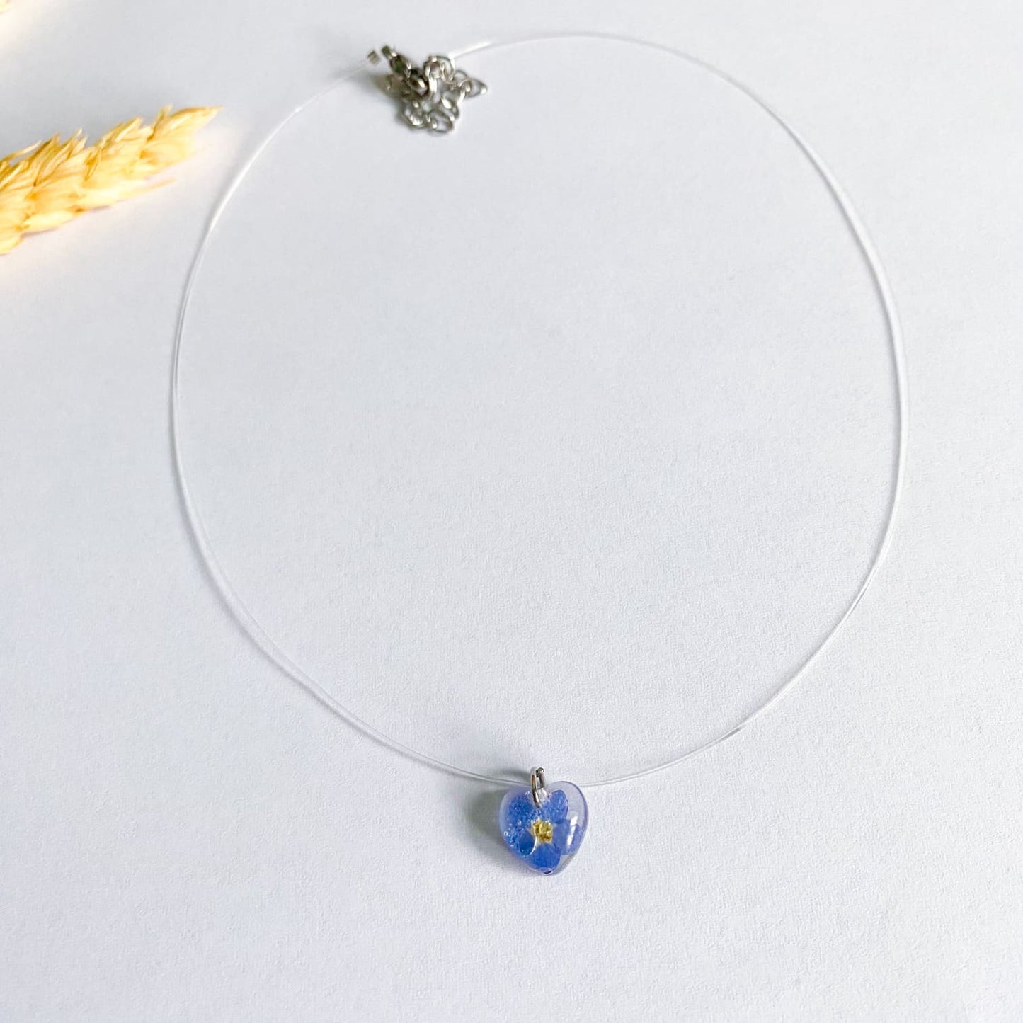 Lănțișor pe fir transparent cu floare de Nu-mă-uita inimă