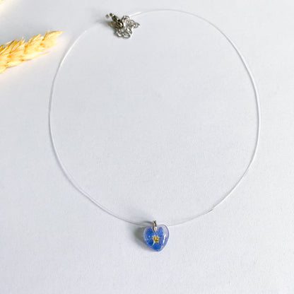 Lănțișor pe fir transparent cu floare de Nu-mă-uita inimă