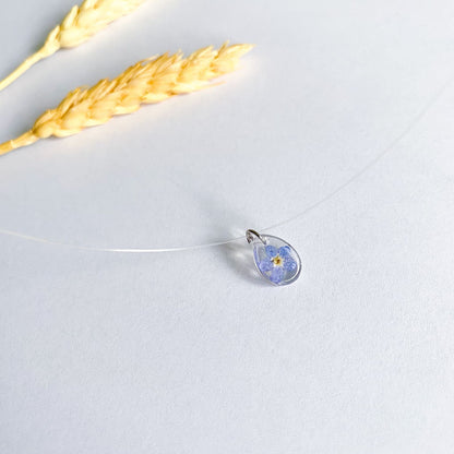 Lănțișor pe fir transparent cu floare de Nu-mă-uita oval