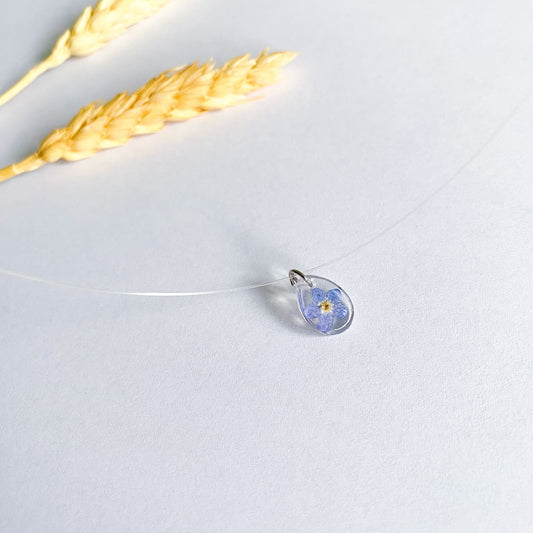 Lănțișor pe fir transparent cu floare de Nu-mă-uita oval