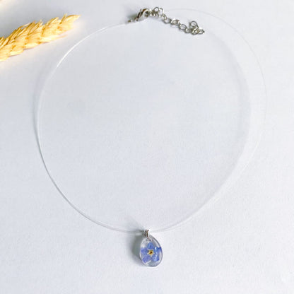 Lănțișor pe fir transparent cu floare de Nu-mă-uita oval