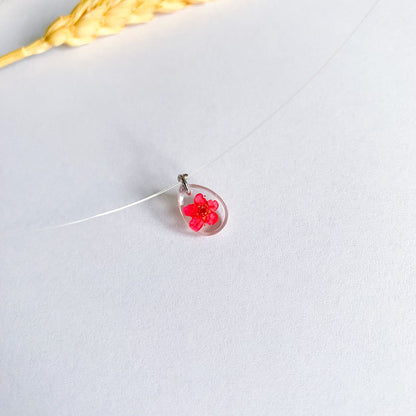 Lănțișor pe fir transparent cu floare roșie oval