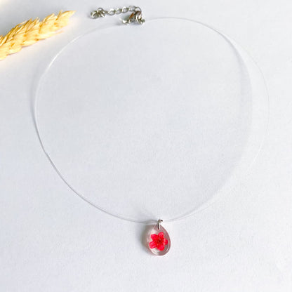 Lănțișor pe fir transparent cu floare roșie oval