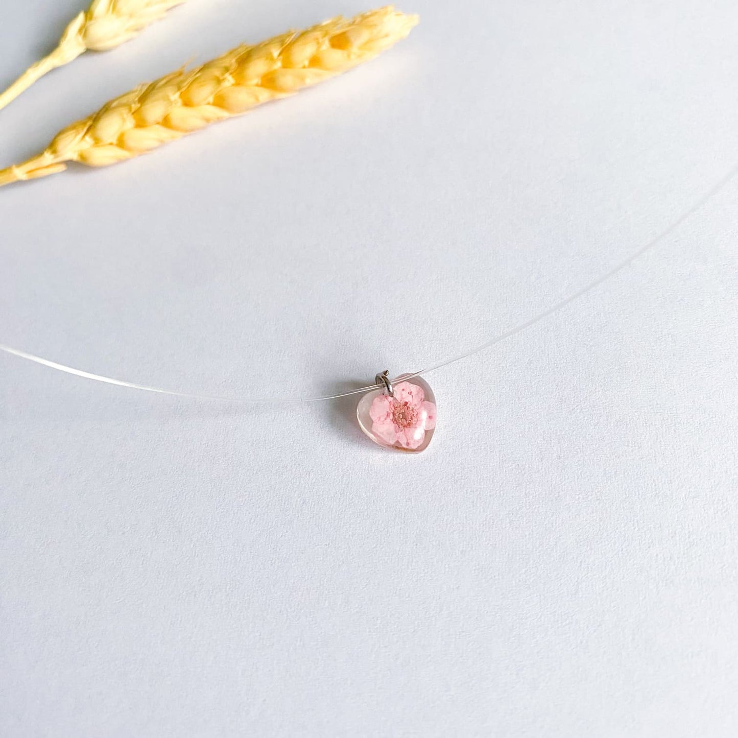 Lănțișor pe fir transparent cu floare roz inimă