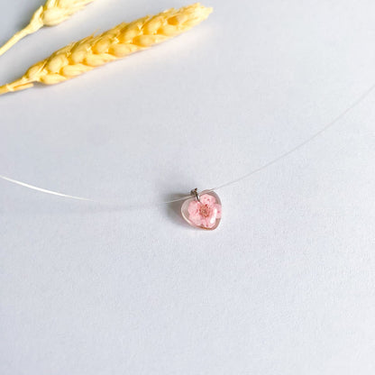 Lănțișor pe fir transparent cu floare roz inimă