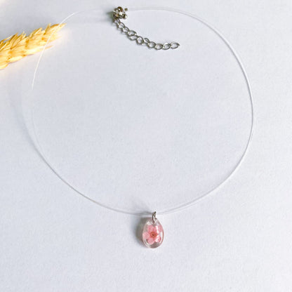 Lănțișor pe fir transparent cu floare roz oval