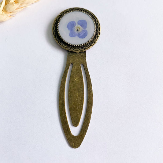 Semn de carte cu floare mică albastră